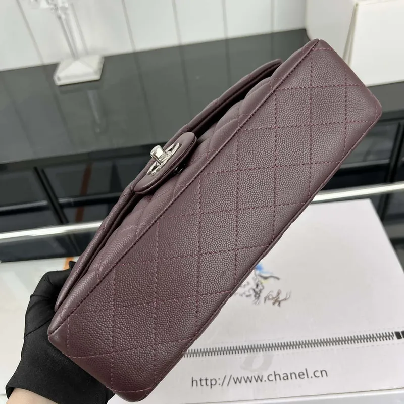 Chanel A01112 Klopová klasická kabelka 11.12 Zrnité telecí kůže a stříbrný kov Víno červená