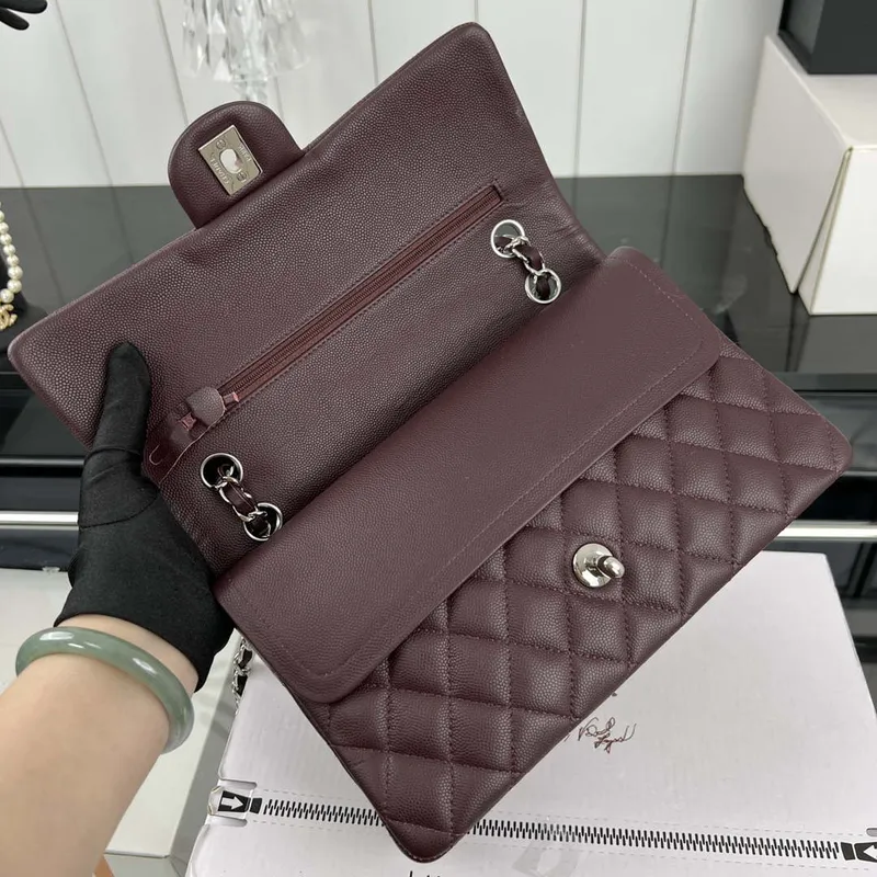 Chanel A01112 Klopová klasická kabelka 11.12 Zrnité telecí kůže a stříbrný kov Víno červená