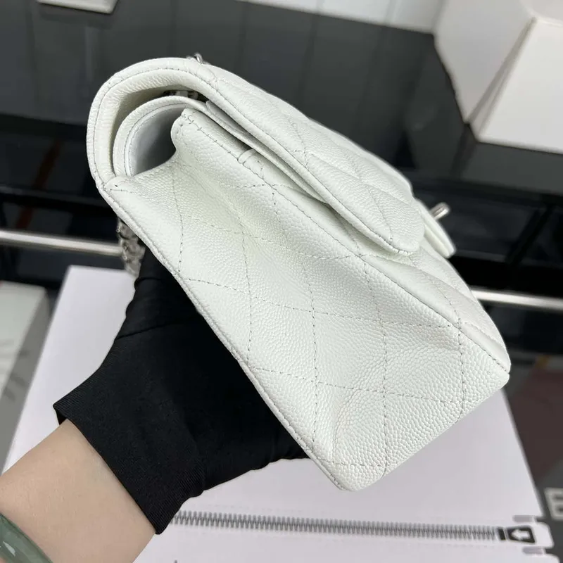 Chanel A01112 Klopová klasická kabelka 11.12 Zrnité telecí kůže a stříbrný kov Bílá