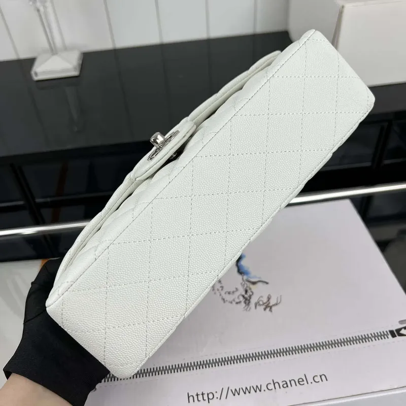 Chanel A01112 Klopová klasická kabelka 11.12 Zrnité telecí kůže a stříbrný kov Bílá