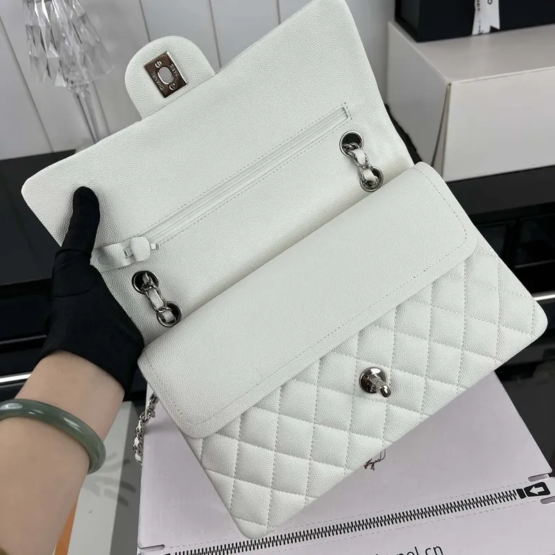 Chanel A01112 Klopová klasická kabelka 11.12 Zrnité telecí kůže a stříbrný kov Bílá