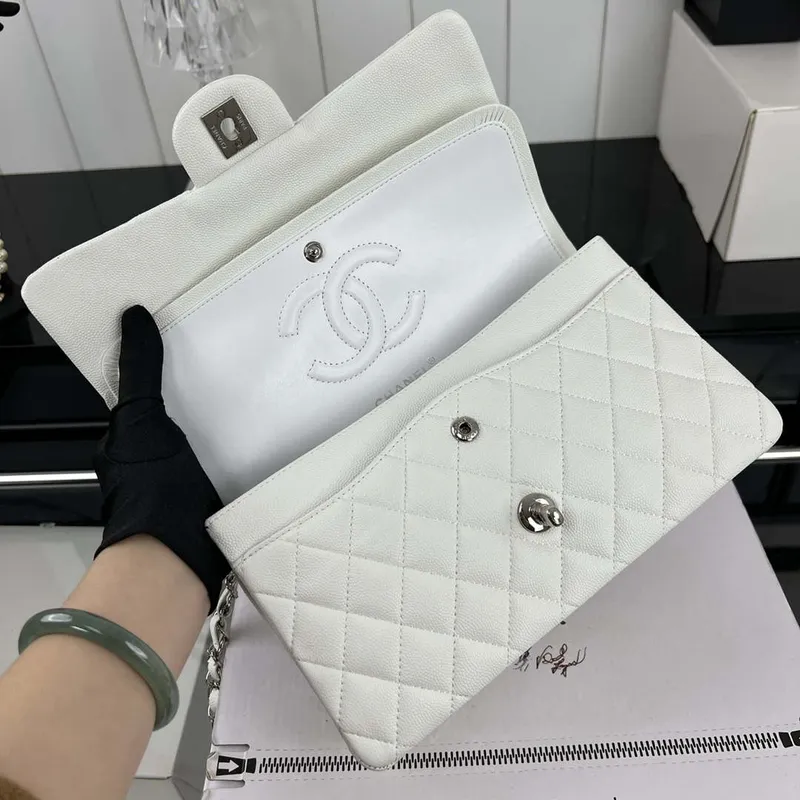 Chanel A01112 Klopová klasická kabelka 11.12 Zrnité telecí kůže a stříbrný kov Bílá