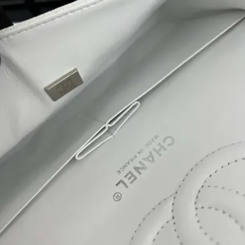 Chanel A01112 Klopová klasická kabelka 11.12 Zrnité telecí kůže a stříbrný kov Bílá