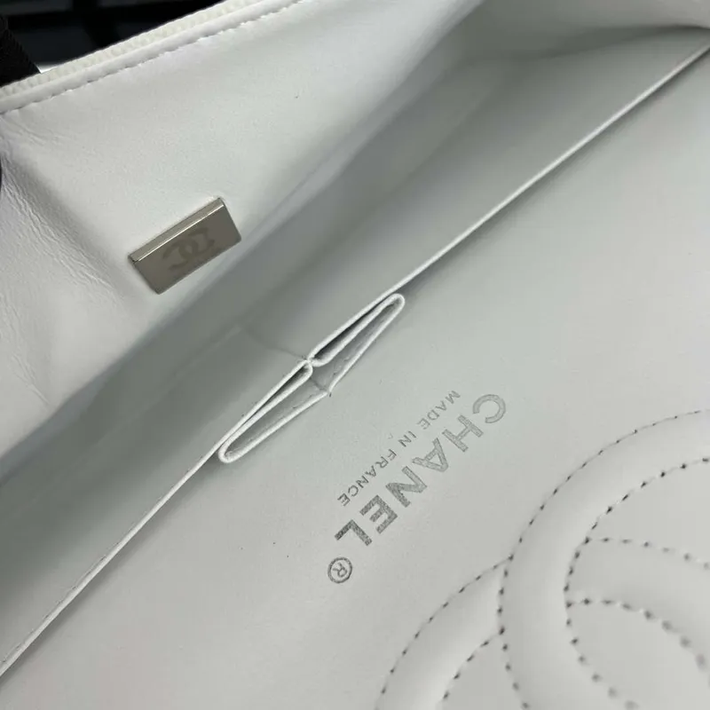 Chanel A01112 Klopová klasická kabelka 11.12 Zrnité telecí kůže a stříbrný kov Bílá