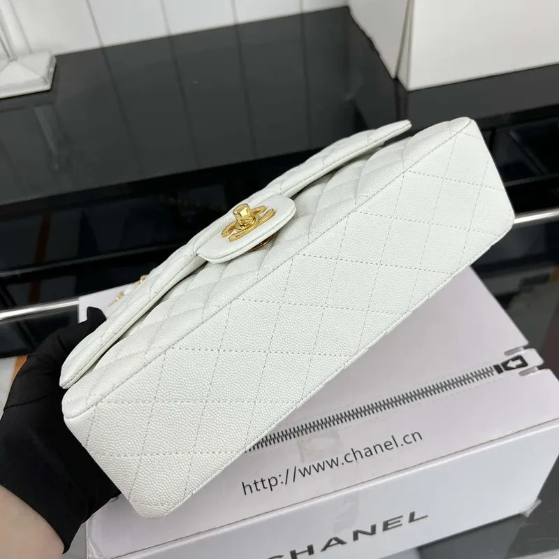 Chanel A01112 Klopová klasická kabelka 11.12 Zrnité telecí kůže a zlatý kov Bílá