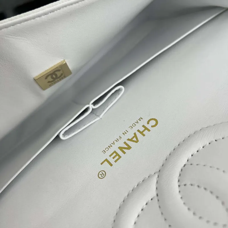 Chanel A01112 Klopová klasická kabelka 11.12 Zrnité telecí kůže a zlatý kov Bílá