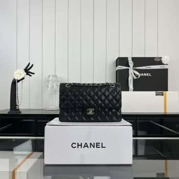 Chanel A01112 Klopová klasická kabelka 11.12 Zrnité telecí kůže a stříbrný kov Černá