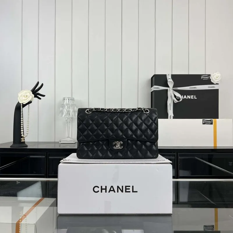 Chanel A01112 Klopová klasická kabelka 11.12 Zrnité telecí kůže a stříbrný kov Černá