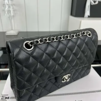 Chanel A01112 Klopová klasická kabelka 11.12 Zrnité telecí kůže a stříbrný kov Černá
