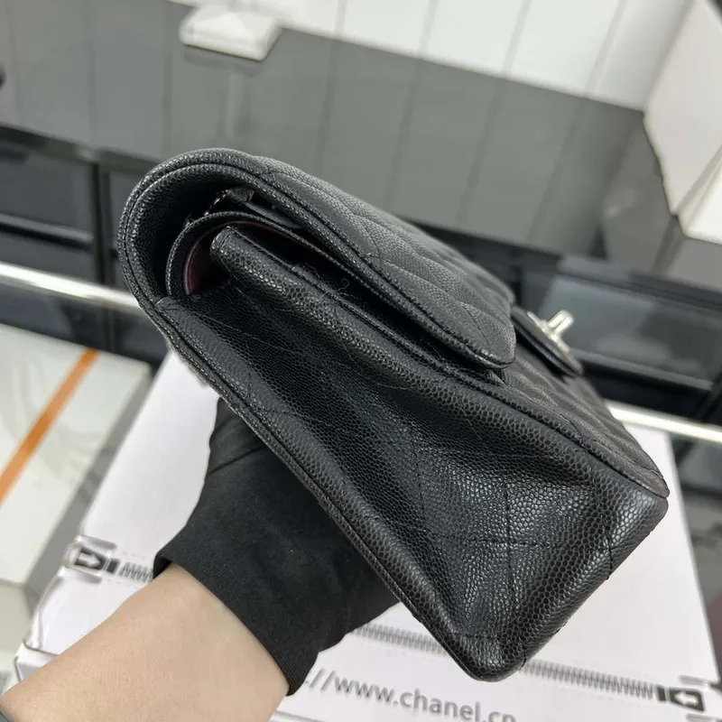 Chanel A01112 Klopová klasická kabelka 11.12 Zrnité telecí kůže a stříbrný kov Černá