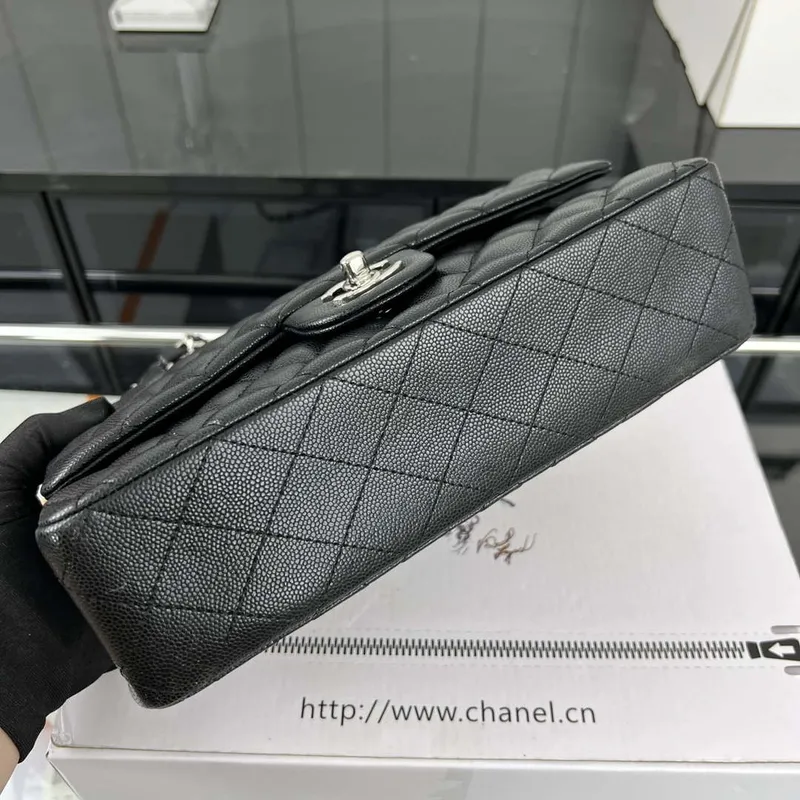 Chanel A01112 Klopová klasická kabelka 11.12 Zrnité telecí kůže a stříbrný kov Černá