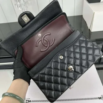 Chanel A01112 Klopová klasická kabelka 11.12 Zrnité telecí kůže a stříbrný kov Černá