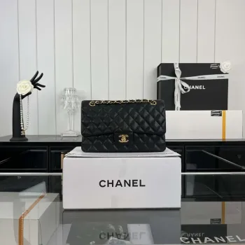 Chanel A01112 Flap Classic 11.12 Kabelka Zrnité telecí kůže a zlatý kov Černá