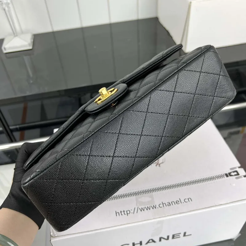 Chanel A01112 Flap Classic 11.12 Kabelka Zrnité telecí kůže a zlatý kov Černá