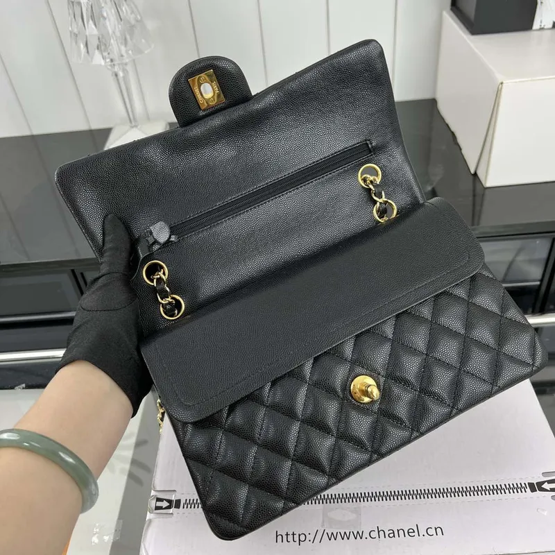 Chanel A01112 Flap Classic 11.12 Kabelka Zrnité telecí kůže a zlatý kov Černá