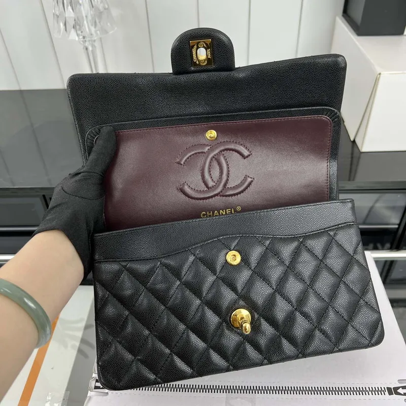 Chanel A01112 Flap Classic 11.12 Kabelka Zrnité telecí kůže a zlatý kov Černá