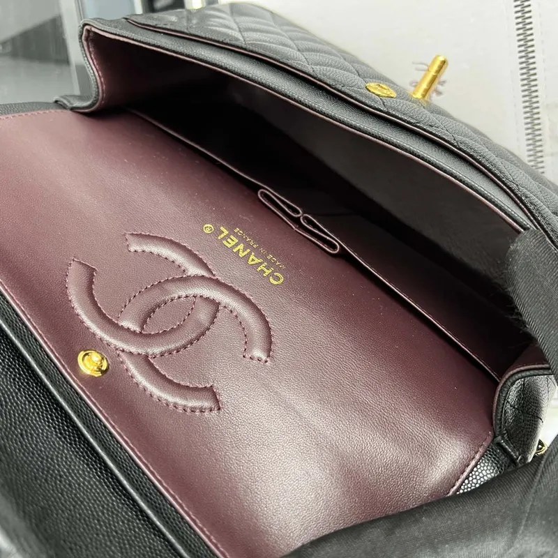 Chanel A01112 Flap Classic 11.12 Kabelka Zrnité telecí kůže a zlatý kov Černá