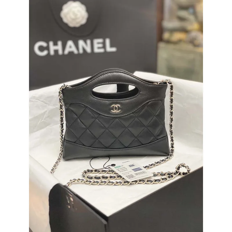 Chanel AP3656 Malá nákupní taška z lesklé jehněčí kůže a zlatého kovu, černá