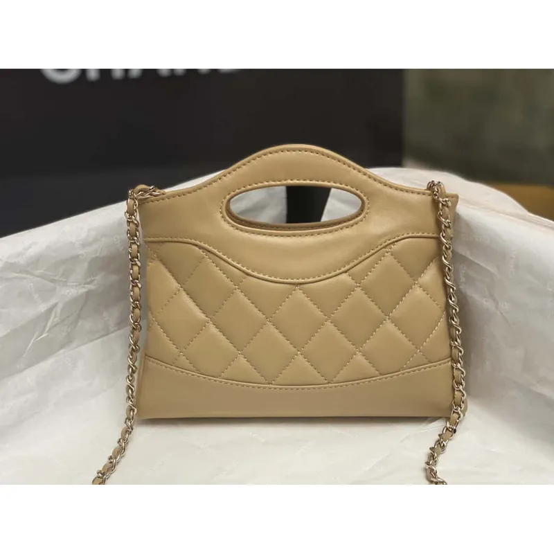 Chanel AP3656 Malá nákupní taška z lesklé jehněčí kůže a zlatého kovu Hnědá