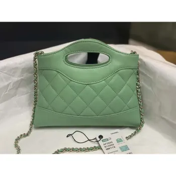 Chanel AP3656 Malá nákupní taška z lesklé jehněčí kůže a zlatého kovu Zelená