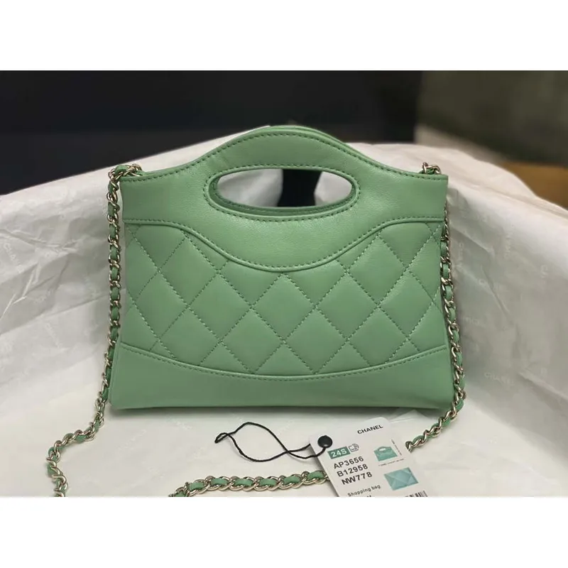 Chanel AP3656 Malá nákupní taška z lesklé jehněčí kůže a zlatého kovu Zelená