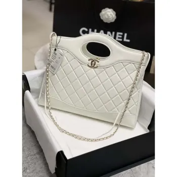 Chanel AS4854 Nákupní taška z lesklé jehněčí kůže a zlatého kovu, bílá