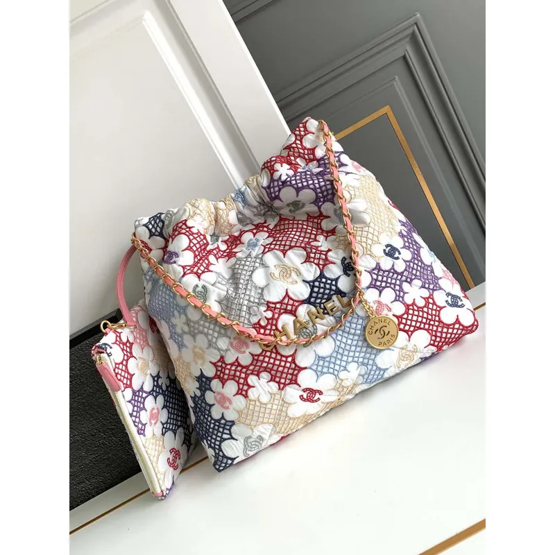 Chanel AS3261  22 Taška s krajkovým patchworkem a zlatými kovovými detaily, vícebarevná
