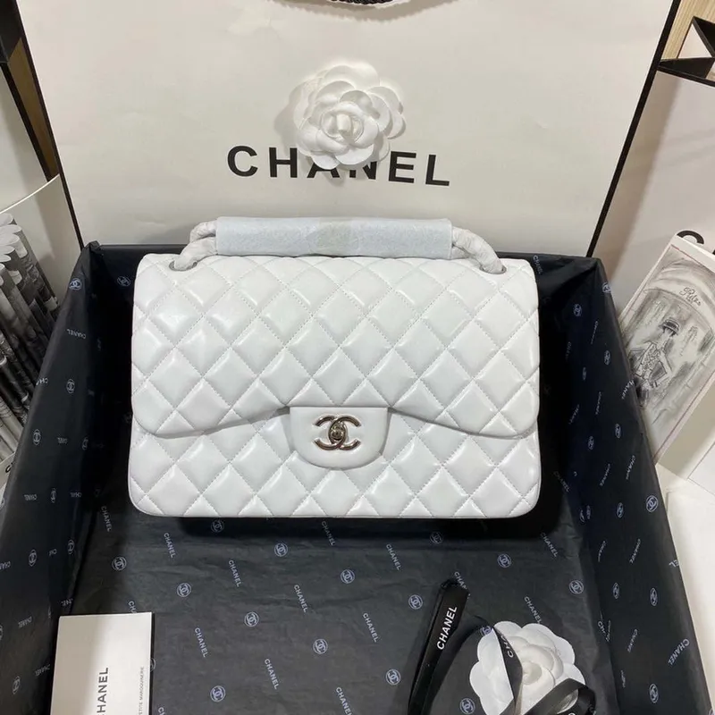 Chanel CF A01113 Klasická taška s klopou z bílé jehněčí kůže, stříbrná