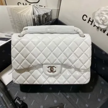 Chanel CF A01113 Klasická taška s klopou z bílé jehněčí kůže, stříbrná