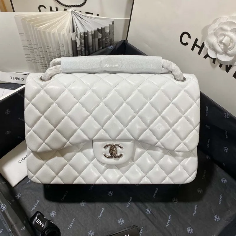 Chanel CF A01113 Klasická taška s klopou z bílé jehněčí kůže, stříbrná