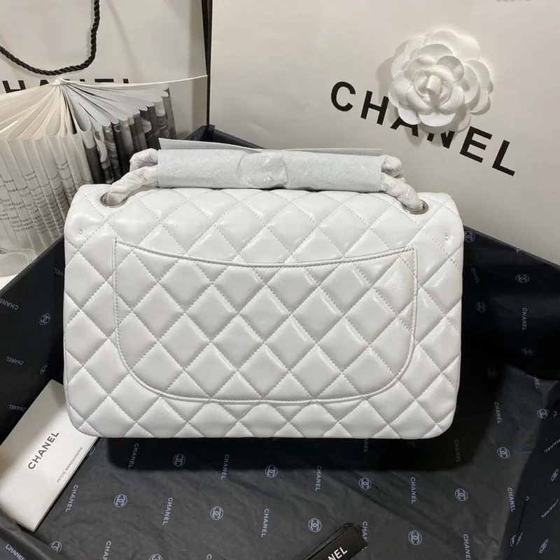 Chanel CF A01113 Klasická taška s klopou z bílé jehněčí kůže, stříbrná