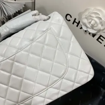 Chanel CF A01113 Klasická taška s klopou z bílé jehněčí kůže, stříbrná