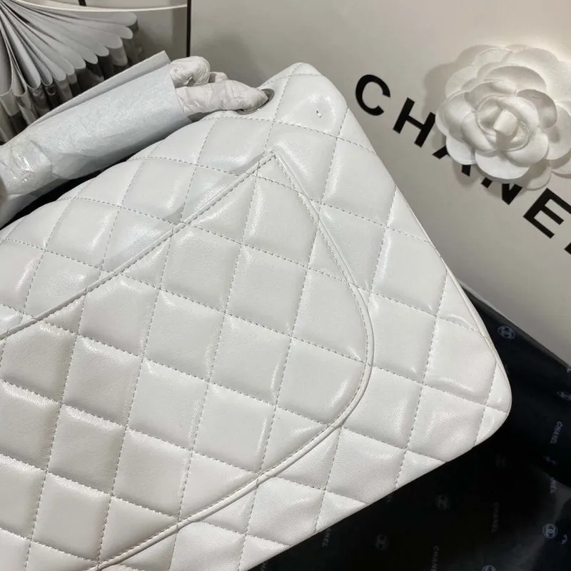 Chanel CF A01113 Klasická taška s klopou z bílé jehněčí kůže, stříbrná
