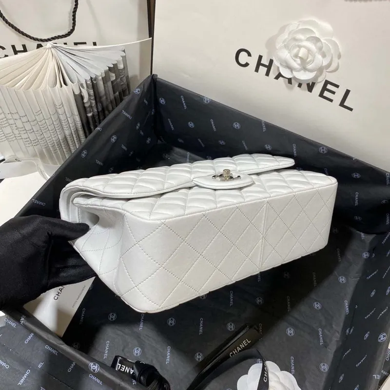 Chanel CF A01113 Klasická taška s klopou z bílé jehněčí kůže, stříbrná