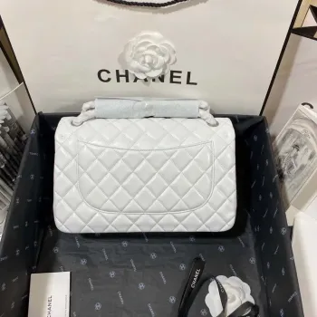 Chanel CF A01113 Klasická taška s klopou z bílé jehněčí kůže, stříbrná