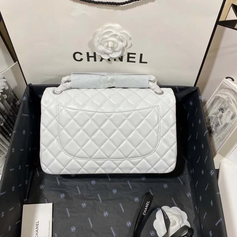 Chanel CF A01113 Klasická taška s klopou z bílé jehněčí kůže, stříbrná