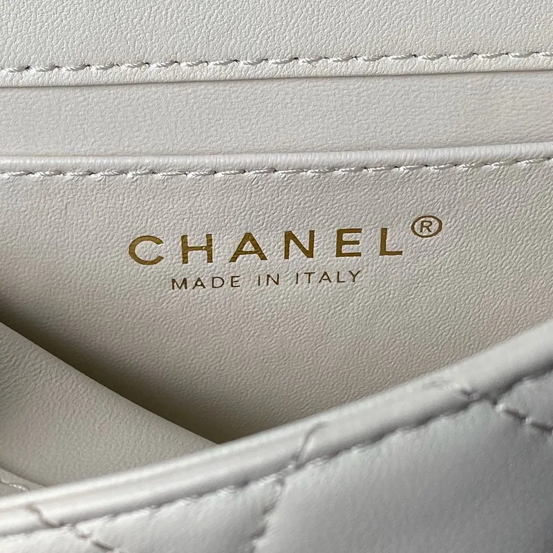 Chanel AS4847 Mini taška s klopou a horním uchem, bílá