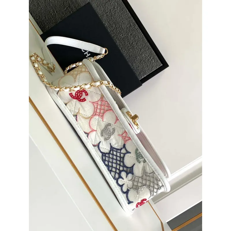 Chanel AS4773 Kabelka s klopou Krajkový patchwork a zlatý kov Bílá a vícebarevná