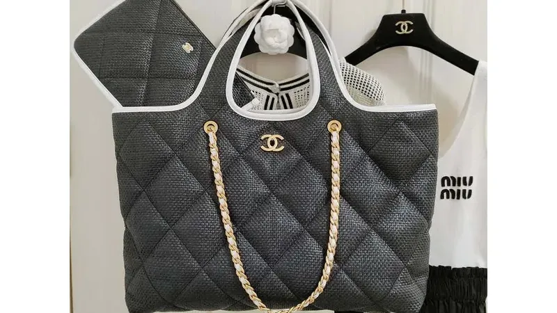 Chanel 23M Coco plážová taška černá — styl a praktičnost z kolekce Cruise 2023/24