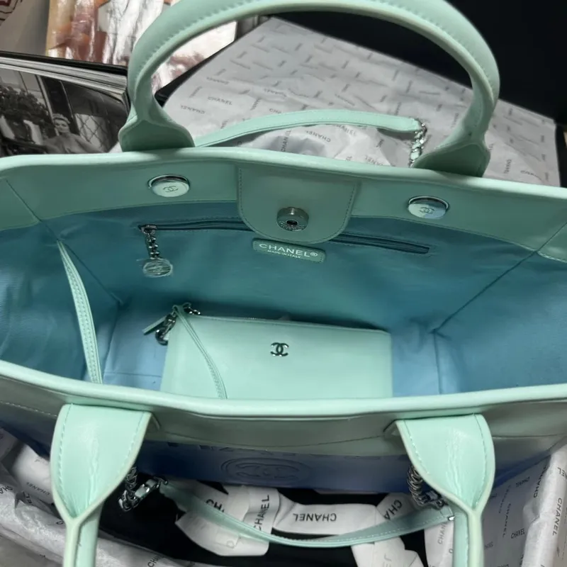 Chanel AS3351 Nákupní taška Stínovaná telecí kůže a stříbrný kov Modrá a světle modrá