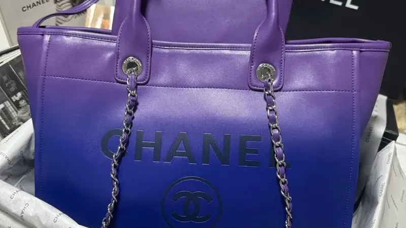 Chanel AS3351: Stínovaná nákupní taška Cruise 2023/24 — fialová, modrá a tmavě modrá