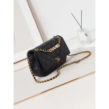 Chanel AS4740 Malá kabelka s klopou z jehněčí kůže, lakovaná, zlaté kovové detaily, černá