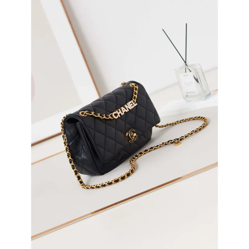 Chanel AS4740 Malá kabelka s klopou z jehněčí kůže, lakovaná, zlaté kovové detaily, černá