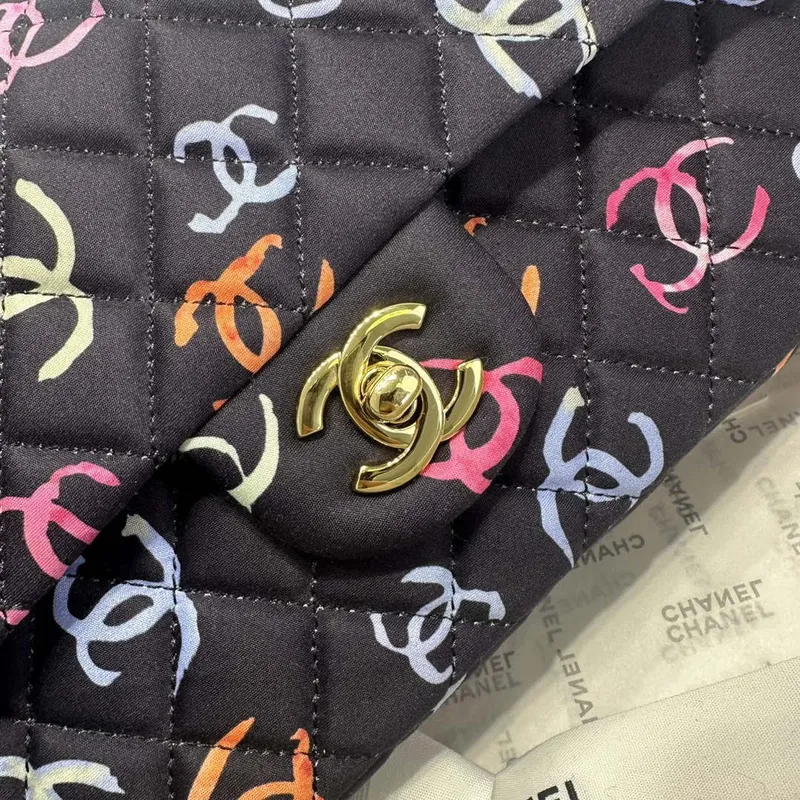 Chanel A01112 Flap Classic 11.12  Potiskovaná látka a zlatý kov Černá a vícebarevná