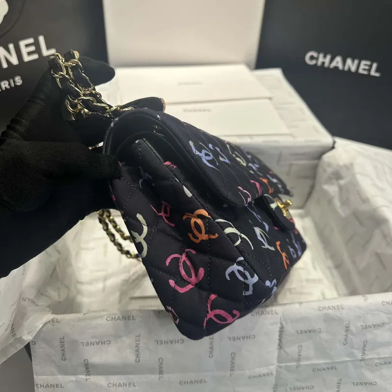 Chanel A01112 Flap Classic 11.12  Potiskovaná látka a zlatý kov Černá a vícebarevná