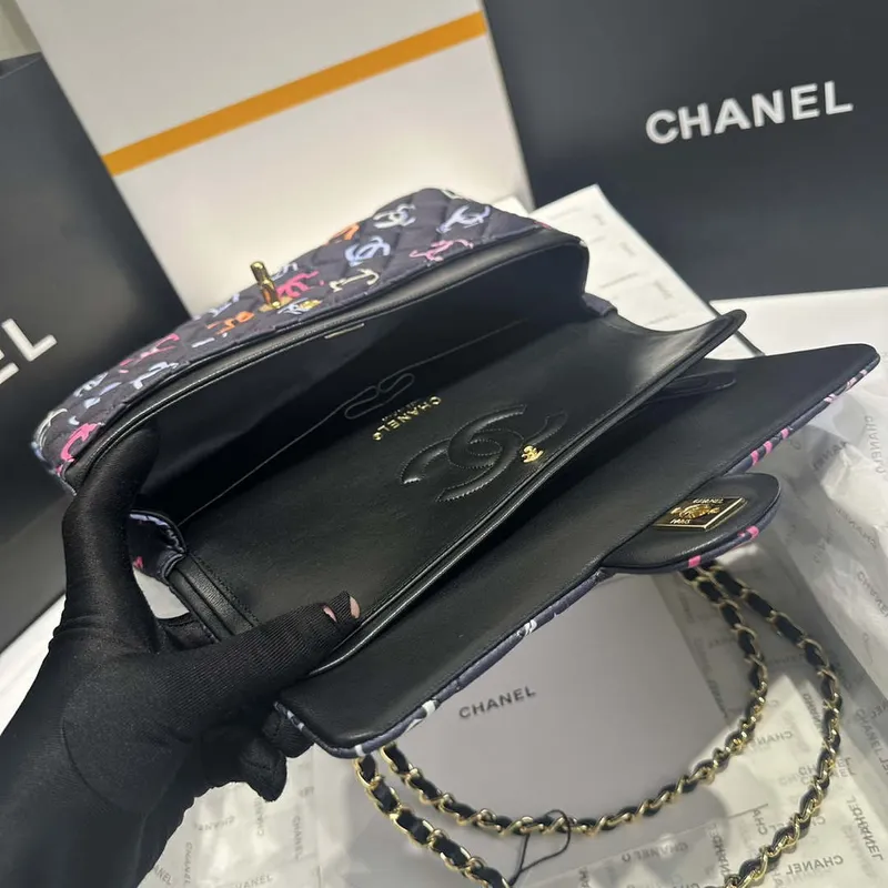 Chanel A01112 Flap Classic 11.12  Potiskovaná látka a zlatý kov Černá a vícebarevná