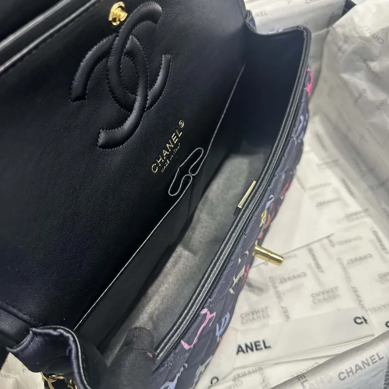Chanel A01112 Flap Classic 11.12  Potiskovaná látka a zlatý kov Černá a vícebarevná