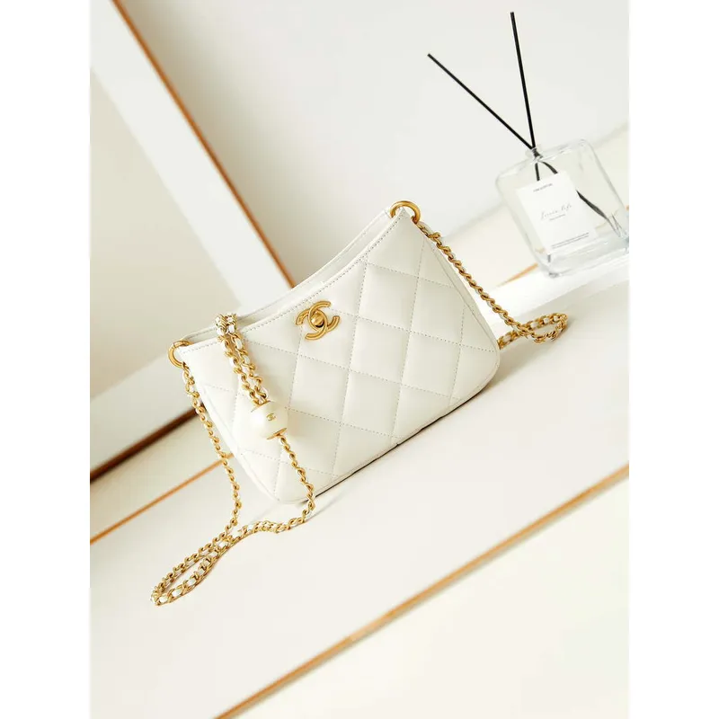 Chanel 24S AS4859 Taška Hobo z jehněčí kůže a zlatého kovu, perlově bílá