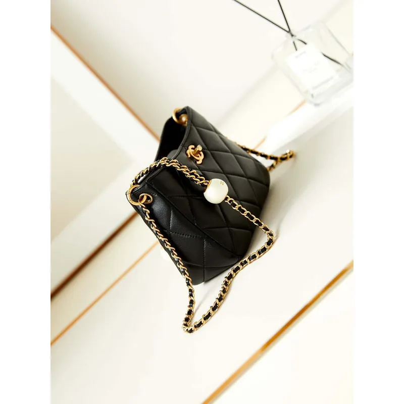 Chanel 24S AS4859 Taška Hobo z jehněčí kůže a zlatého kovu, černá s perletí