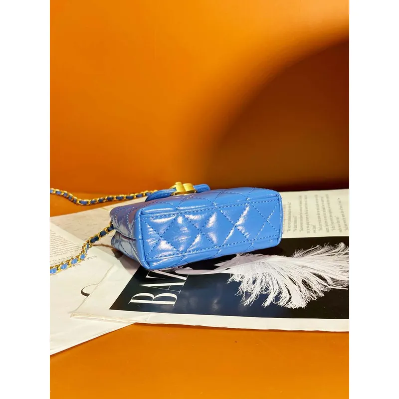 Chanel AP3435 Lesklá stárnutá telecí kůže a zlatý kov modrá